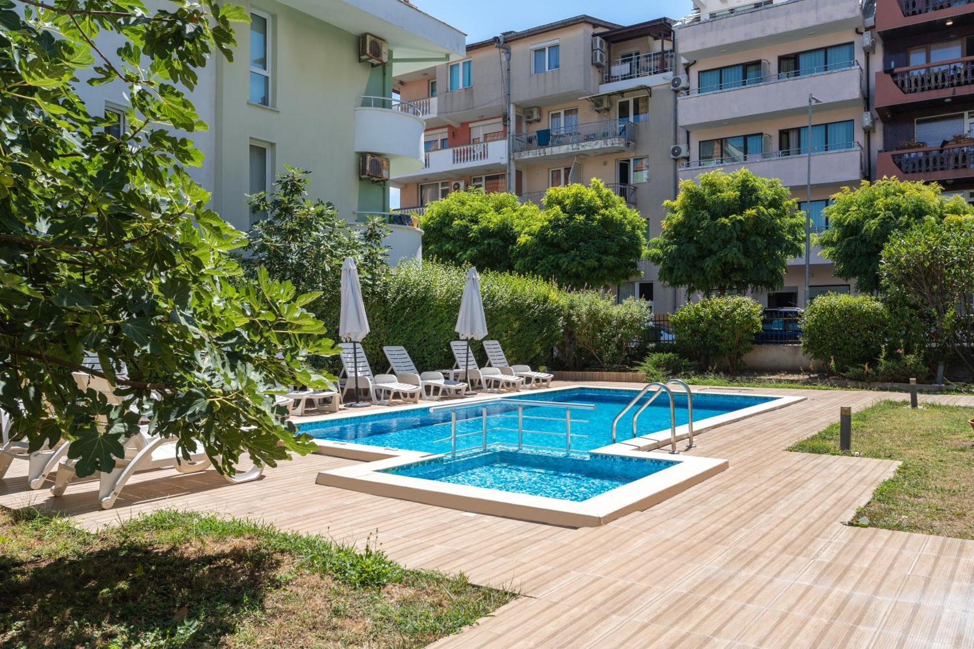 Hotel Milan Primorsko Exterior photo