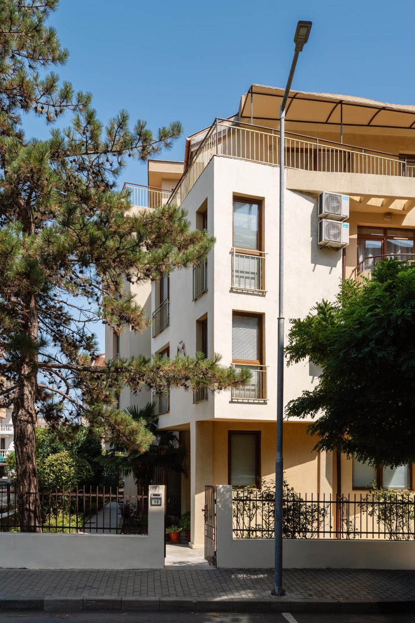 Hotel Milan Primorsko Exterior photo