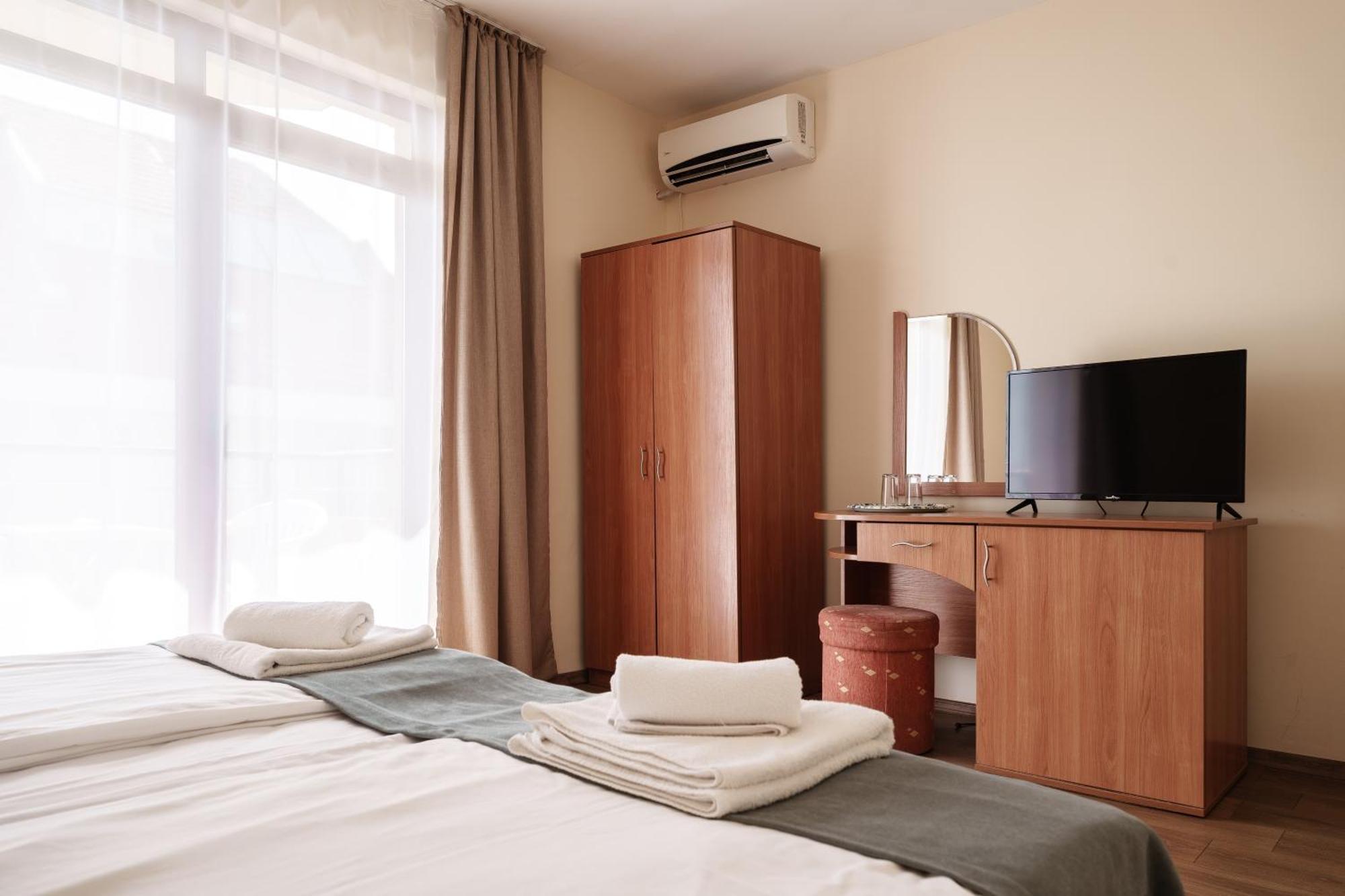 Hotel Milan Primorsko Exterior photo