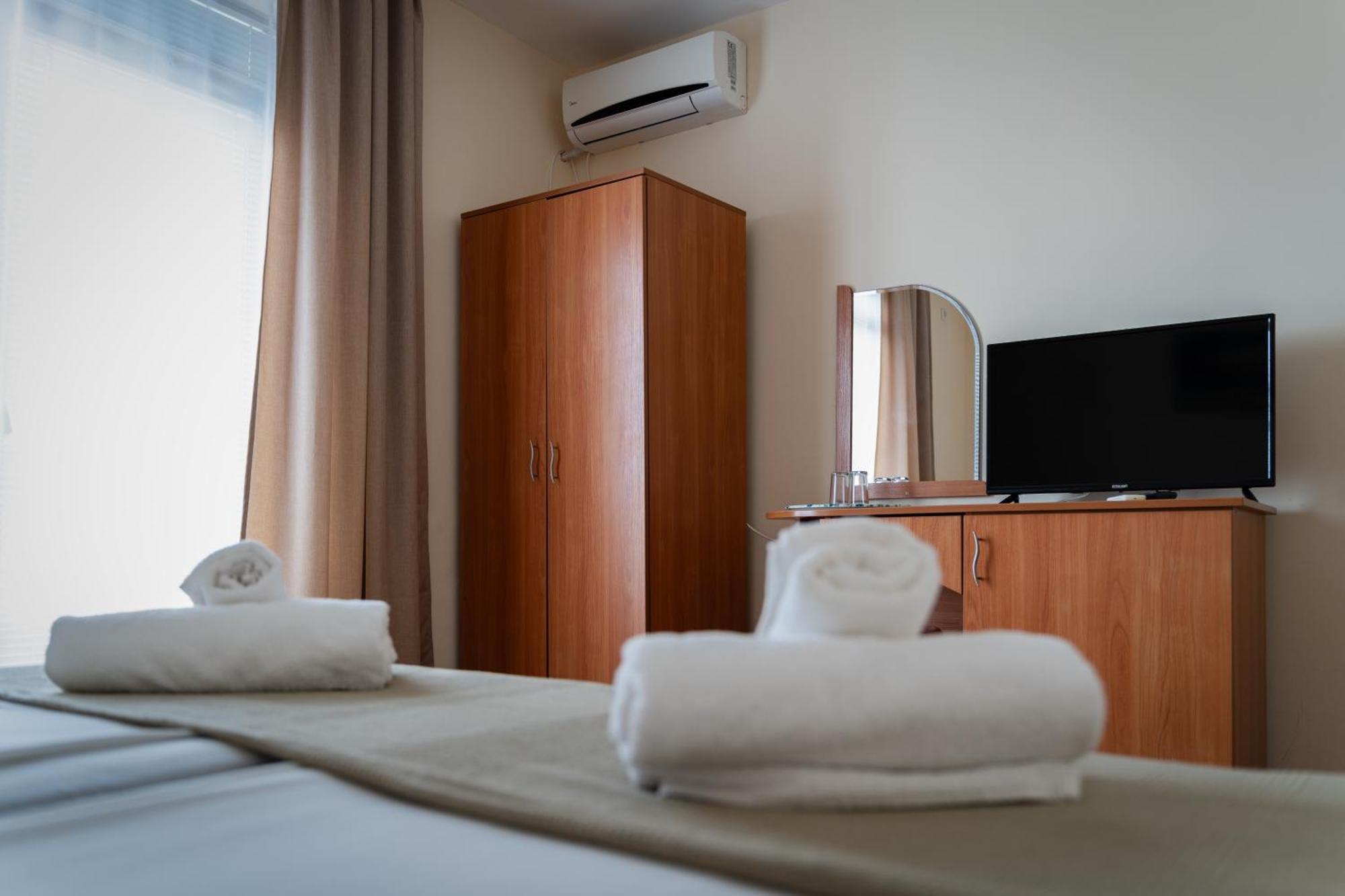 Hotel Milan Primorsko Exterior photo